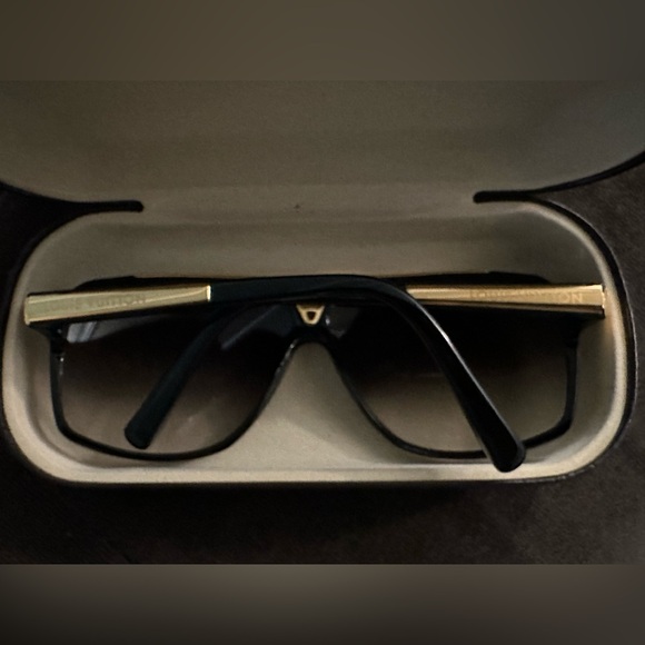 Authentic Louis Vuitton Evidence Aviator Sunglasses - Picture 3 of 5